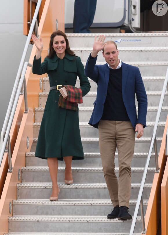 Kate Middleton desembarca em Yukon com um sobretudo no mesmo tom, da marca Hobbs, de R$ 1,7 mil.