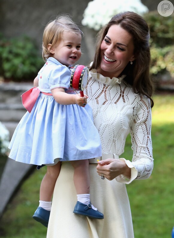 Kate Middleton usou um vestido branco com detalhes artesanais da grife francesa Chloé, avaliado em R$ 1,3 mil.