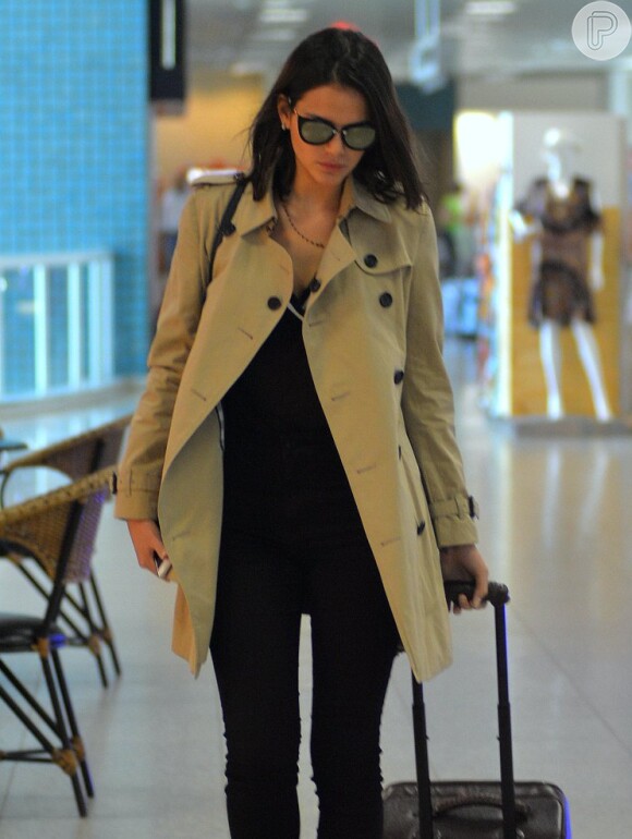 Bruna Marquezine escolheu um look discreto para embarcar no aeroporto Santos Dumont nesta segunda-feira, dia 3 de outubro de 2016