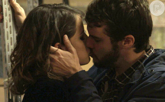Camila (Agatha Moerira) beija Giovanni (Jayme Matarazzo) e os dois fazem amor, na novela 'Haja Coração', a partir de 6 de outubro de 2016