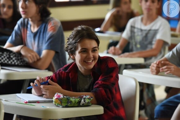 No filme 'É Fada', Klara Castanho é Julia, uma adolescente sem amigos que vê sua vida mudar com a chegada de uma fada