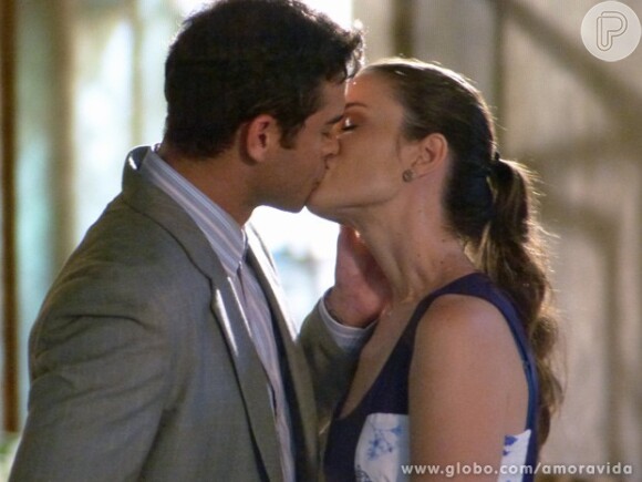 Gina (Carolina Kasting) e Elias (Sidney Sampaio) estão namorando, em 'Amor à Vida'