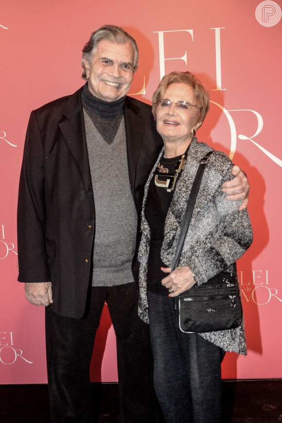 Tarcísio Meira foi acompanhado da mulher, Glória Menezes, ao evento de lançamento da novela 'A Lei do Amor'