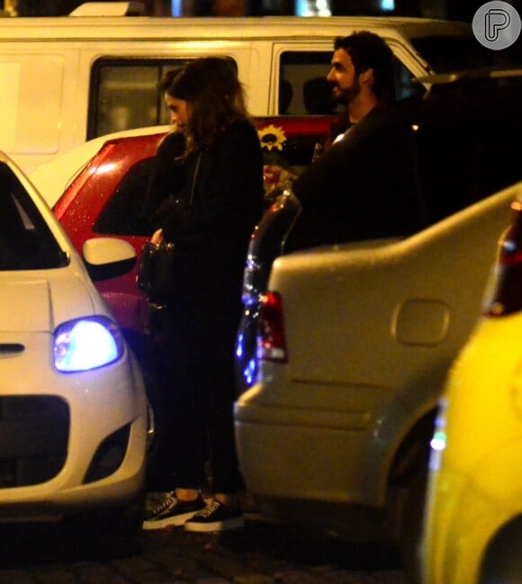De acordo com a agência de fotografia que registrou o momento, Agatha Moreira saiu do local chorando enquanto esperava um carro para ir embora