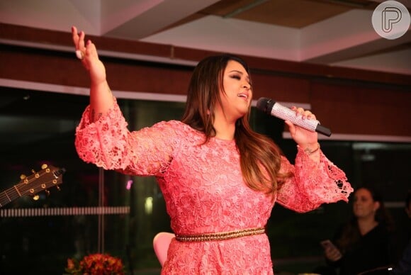 A cantora Preta Gil posou de lingerie para promover campanha feminista
