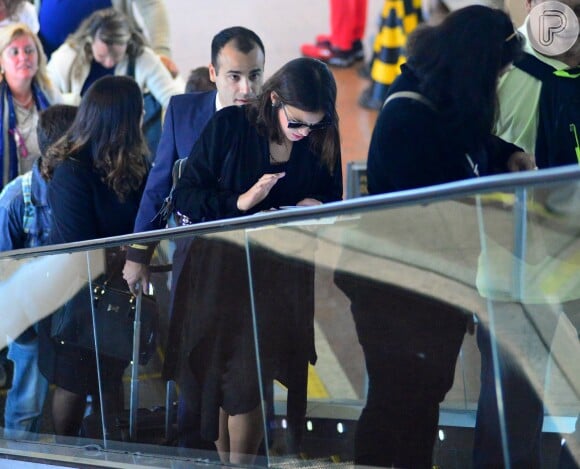 Bruna Marquezine confere o celular ao embarcar para São Paulo no Aeroporto Santos Dumont