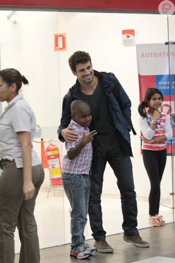 Todo sorridente, Cauã Reymond foi clicado no aeroporto de Congonhas, em São Paulo, na manhã desta sexta-feira, 13 de dezembro de 2013