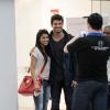 Cauã Reymond posou para várias fotos com fãs durante o tempo que ficou no aeroporto de Congonhas, em São Paulo