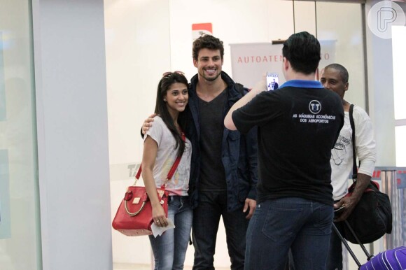 Cauã Reymond posou para várias fotos com fãs durante o tempo que ficou no aeroporto de Congonhas, em São Paulo