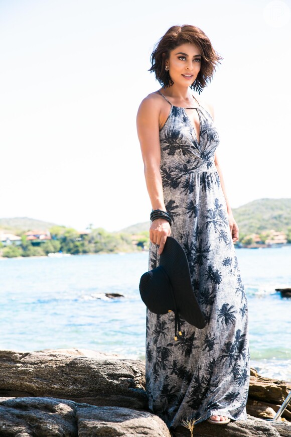 Juliana Paes é clicada para campanha publicitária em praia de Búzios