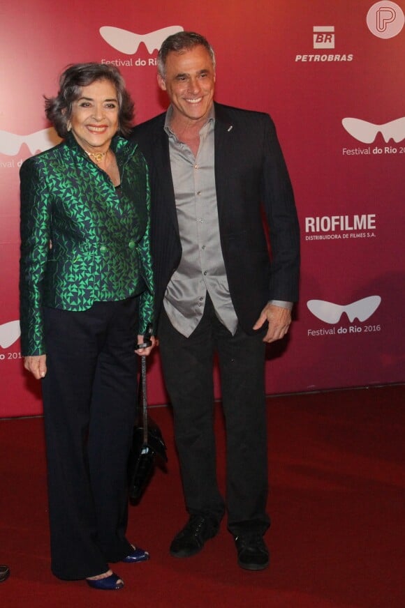 Betty Faria e Oscar Magrini posaram juntos no tapete vermelho do evento