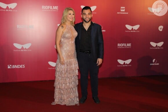 O casal Antônia Fontenelle e Jonathan Costa posou juntinho na abertura do festival