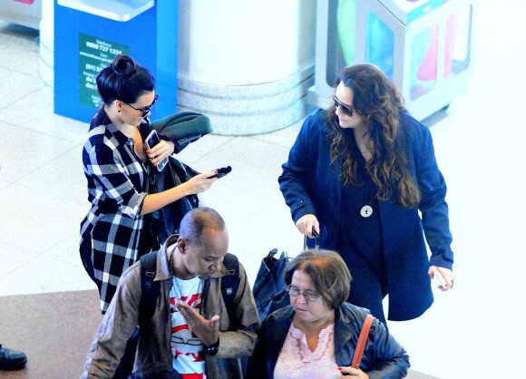 Ana Carolina e Letícia Lima são vistas juntas embarcando no aeroporto Santos Dumont, no Rio de Janeiro, nesta sexta-feira, 7 de outubro de 2016