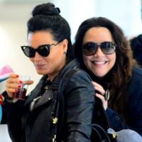 Ana Carolina e Letícia Lima brincam com paparazzo em aeroporto. Fotos!