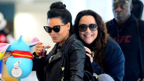 Ana Carolina e Letícia Lima brincam com paparazzo em aeroporto. Fotos!