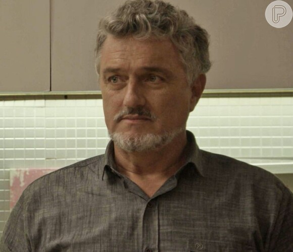 Guido (Werner Schünemann) se arrepende de ter abandonado a família Di Marino, na novela 'Haja Coração'