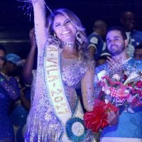 Carnaval: Lexa usa coleira com nome do noivo, Guimê, ao receber faixa de musa