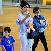Vanessa Giácomo passeia com os três filhos e o marido em shopping do Rio