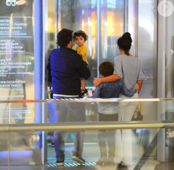 Vanessa Giácomo entra no elevador com o marido, Giuseppe Dioguardio, e os três filhos em shopping na Barra da Tijuca, na Zona Oeste do Rio de Janeiro
