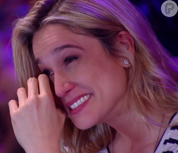 Fernanda Gentil chorou ao ver um show musical embalado por uma canção de Daniela Mercury que marcou a sua vida