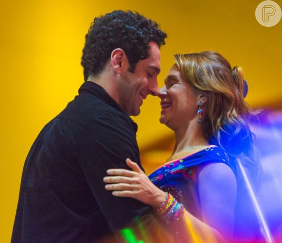 Beto (João Baldasserini) pede Tancinha (Mariana Ximenes) em casamento, na novela 'Haja Coração'