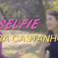Klara Castanho ensina selfie arrasadora: 'Cabelo ajuda a afinar rosto'. Vídeo!