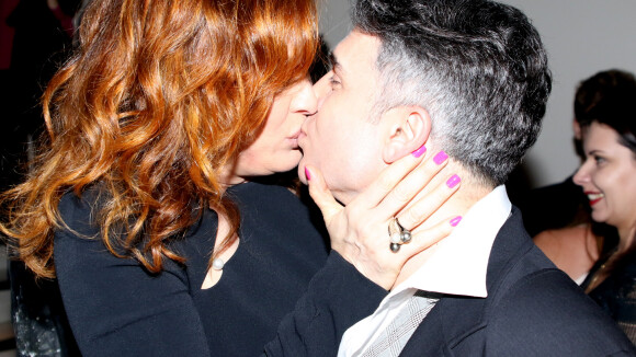Claudia Raia beija o marido, Jarbas Homem de Mello, em estreia de musical. Fotos