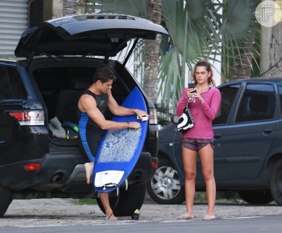Após o exercício, Cauã Reymond buscou a prancha de surfe na mala do carro