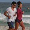 Cauã Reymond e Mariana Goldfarb foram fotografados correndo em praia do Rio no início de setembro de 2016