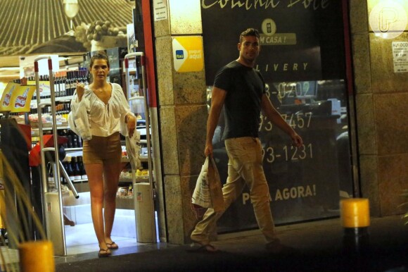 Antes do evento em que confirmaram o namoro, Mariana e Cauã foram flagrados juntos em supermercado