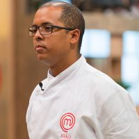João Lima, do 'MasterChef', é taxado de arrogante: 'Não cozinha e se acha!'