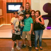 Fernanda Gentil e Alexandre Nero levam os filhos a show infantil no RJ. Fotos!