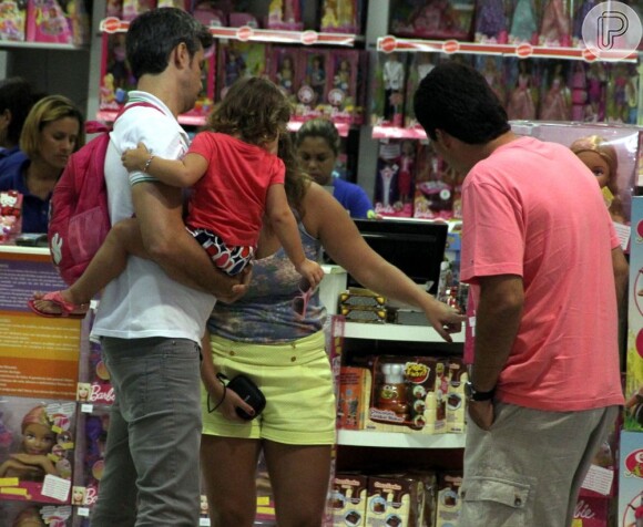 Otaviano Costa segura a filha, Olívia, no colo durante passeio em shopping carioca