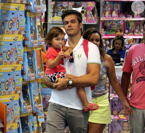 Otaviano Costa e Olívia são flagrados em loja de brinquedos do shopping Rio Design Barra, na zona oeste do Rio de Janeiro, em 2 de janeiro de 2013