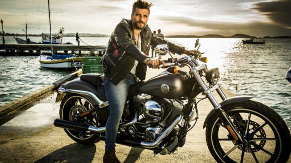 Bruno Gagliasso lembra apelido carinhoso que deu para sua moto: 'Minha preta'