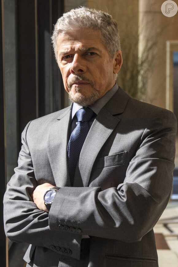 Tião (José Mayer) é um dos suspeitos de ser o mandante do atentado contra Fausto (Tarcisio Meira), na novela 'A Lei do Amor'