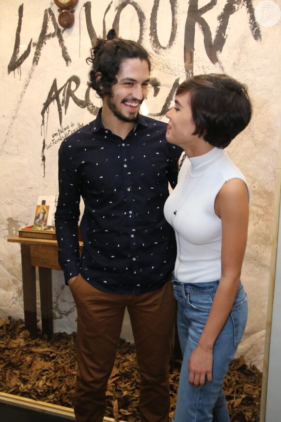 Gabriel Leone troca beijos com a namorada, Carla Salle, em cinema no Rio. Os dois estão namorando há sete meses