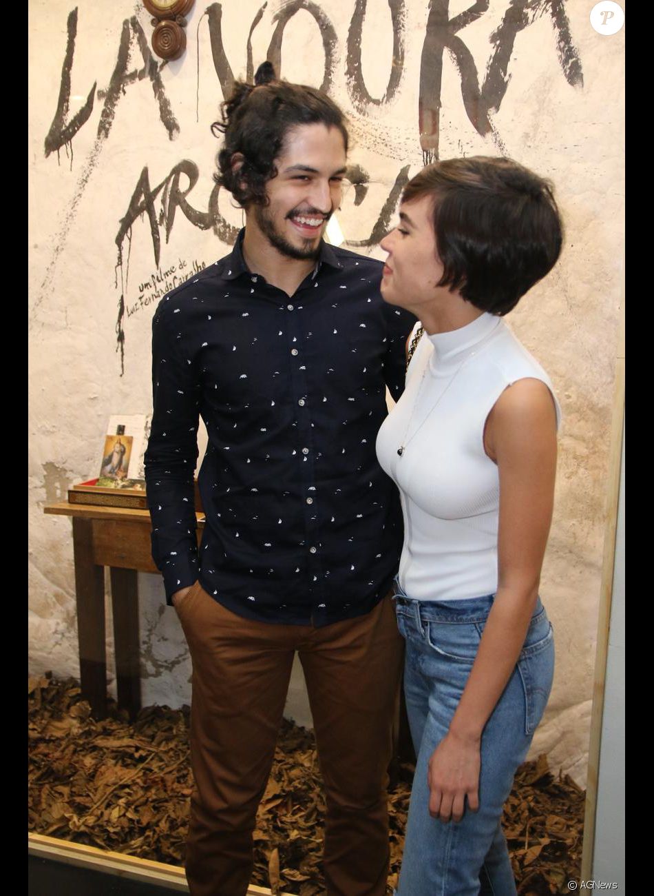 Gabriel Leone troca beijos com a