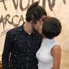Gabriel Leone troca beijos com a namorada, Carla Salle, em cinema no Rio