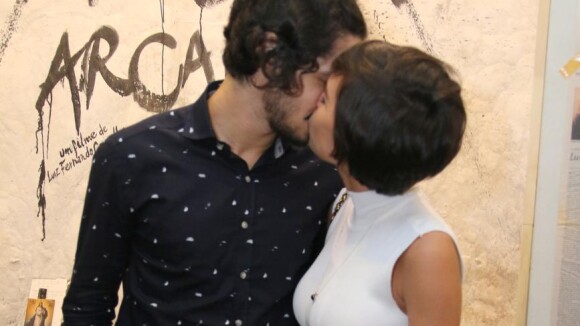 Gabriel Leone troca beijos com a namorada, Carla Salle, em cinema no Rio. Fotos!