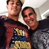 Querido de muitos famosos, Eri Johnson posa com o craque Neymar, exibindo a camisa de seu espetáculo solo, 'Eri Pinta, Johnson Borda' 