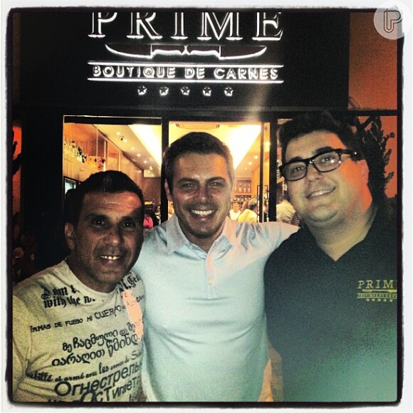 André Marques posa com Eri Johnson e Luigi Baricelli na inauguração da boutique de carnes Prime, na Barra da Tijuca, Zona Oeste do Rio, em junho deste ano