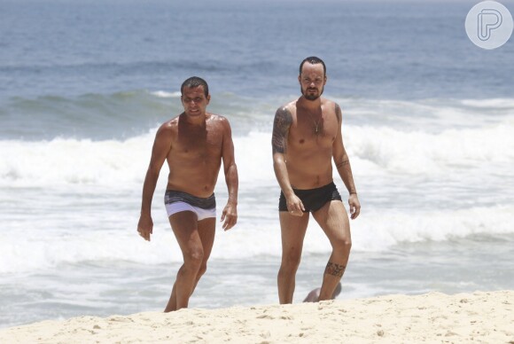 Eri Johnson num dia de praia com o amigo Paulo Vilhena, em dezembro de 2013