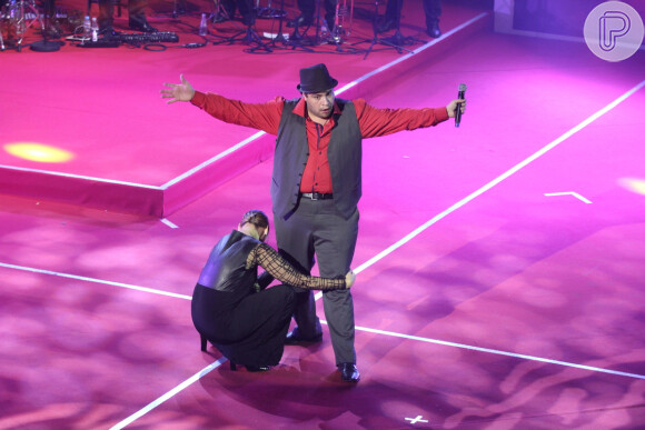 Giulia Gam deu um show no palco do Prêmio Extra de TV 2013 com sua performance ao lado de Tiago Abravanel