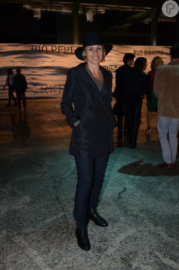 Giulia Gam foi ao Fashion Rio em novembro deste ano e falou que define a moda como uma 'arte', mas que 'depois de uma certa idade não se vê mais presa a regras ou tendências': 'Se deixar, só ando de jeans, bota e camiseta. Mas sempre procuro destacar alguma coisa no meu visual'
