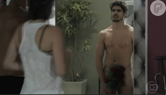 Caio Castro apareceu quase nu durante a novela 'Amor à Vida'. Em cena, Michel faz uma visita surpresa à namorada Patrícia (Maria Casadevall)