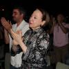 Fernanda Montenegro aplaude a cantora Carminho de pé