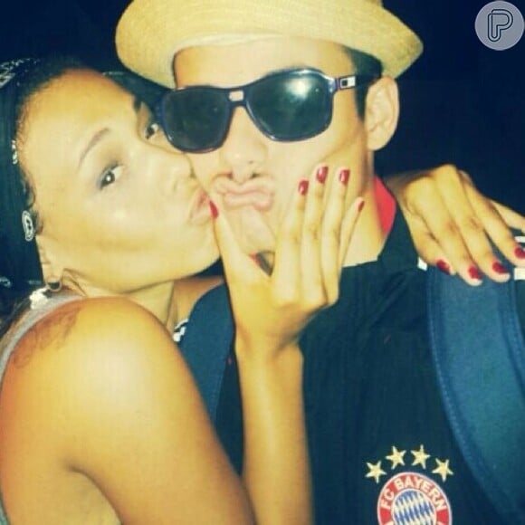 Juliana Diniz é namorada de Michel Siqueira. O casal, amigo de Neymar e Bruna Marquezine, estava na festa de confraternização. Segundo Juliana, Neymar e Bruna estão juntos, em 21 de dezembro de 2013