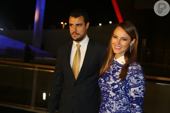 Acompanhada por Joaquim Lopes, Paolla Oliveira escolheu um vestido justo azul com mangas e rendas da grife Valentino. Nos pés, sapatos Louis Vuitton