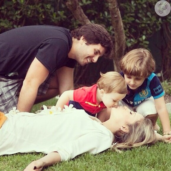 Claudia Leitte posa com a família, em 24 de dezembro de 2013